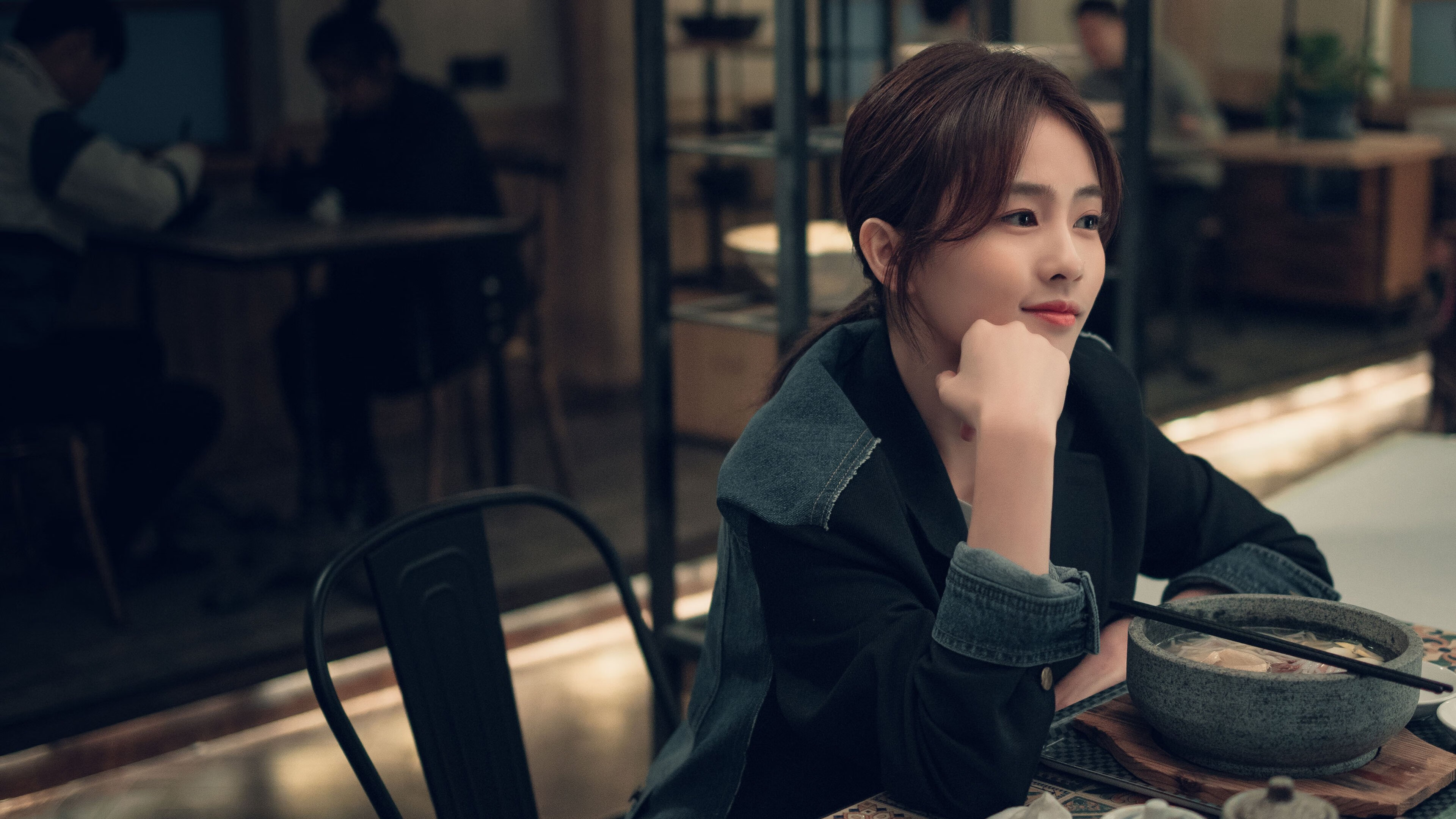 -瑞士球员用滑雪动作过人，解说员笑出声，瑞士滑雪的基本概况